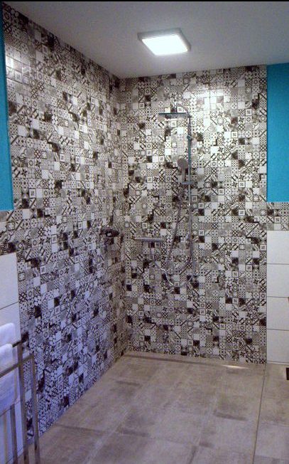 Badezimmer mit Infrarotkabine und Badewanne