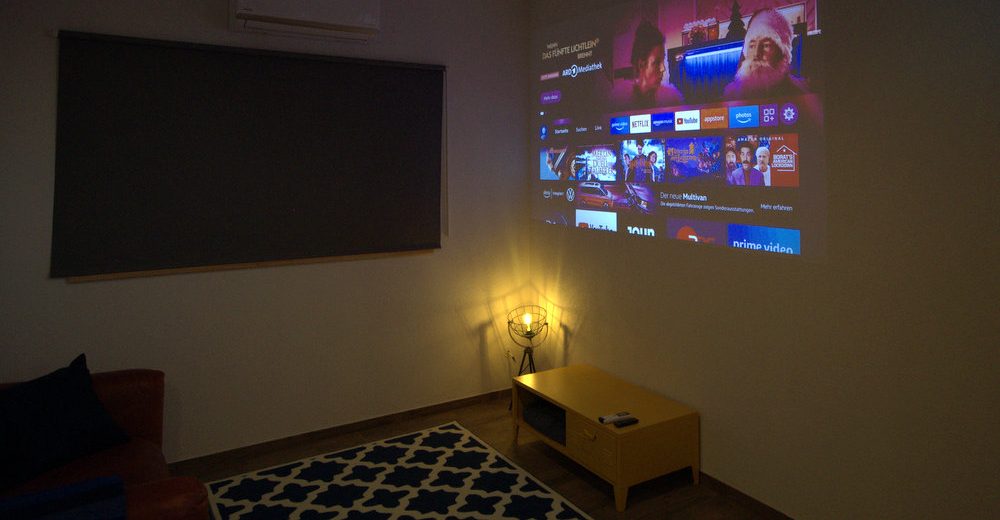 Große Beamer-Leinwand für Filmabende