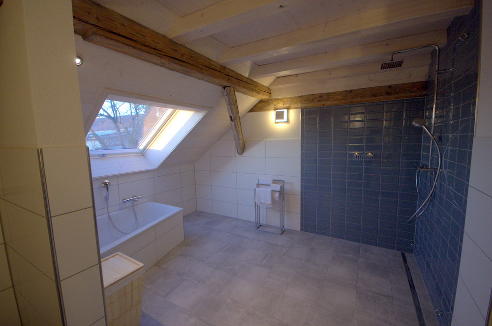 Extragroße Badewanne unter dem Dachfenster