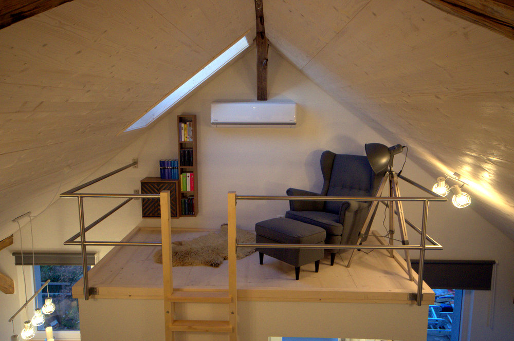 Leseempore mit gemütlichem Sessel und Dachfenster