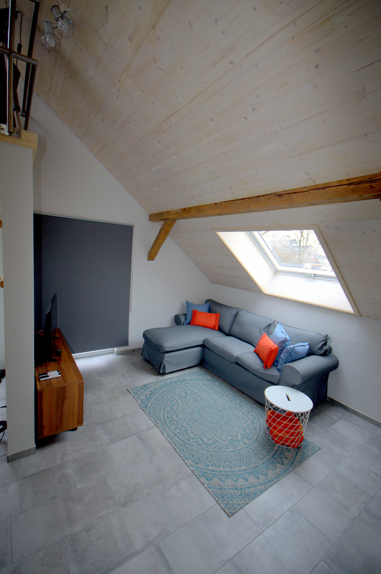 Großes gemütliches Sofa im Wohnbereich der Wohnung Scheune